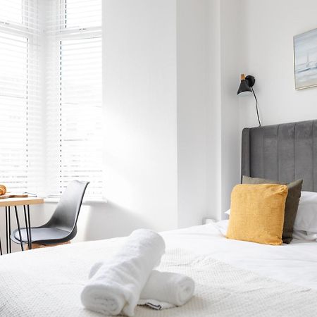 Bay City Studio Apartments Кардифф Экстерьер фото