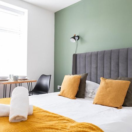 Bay City Studio Apartments Кардифф Экстерьер фото