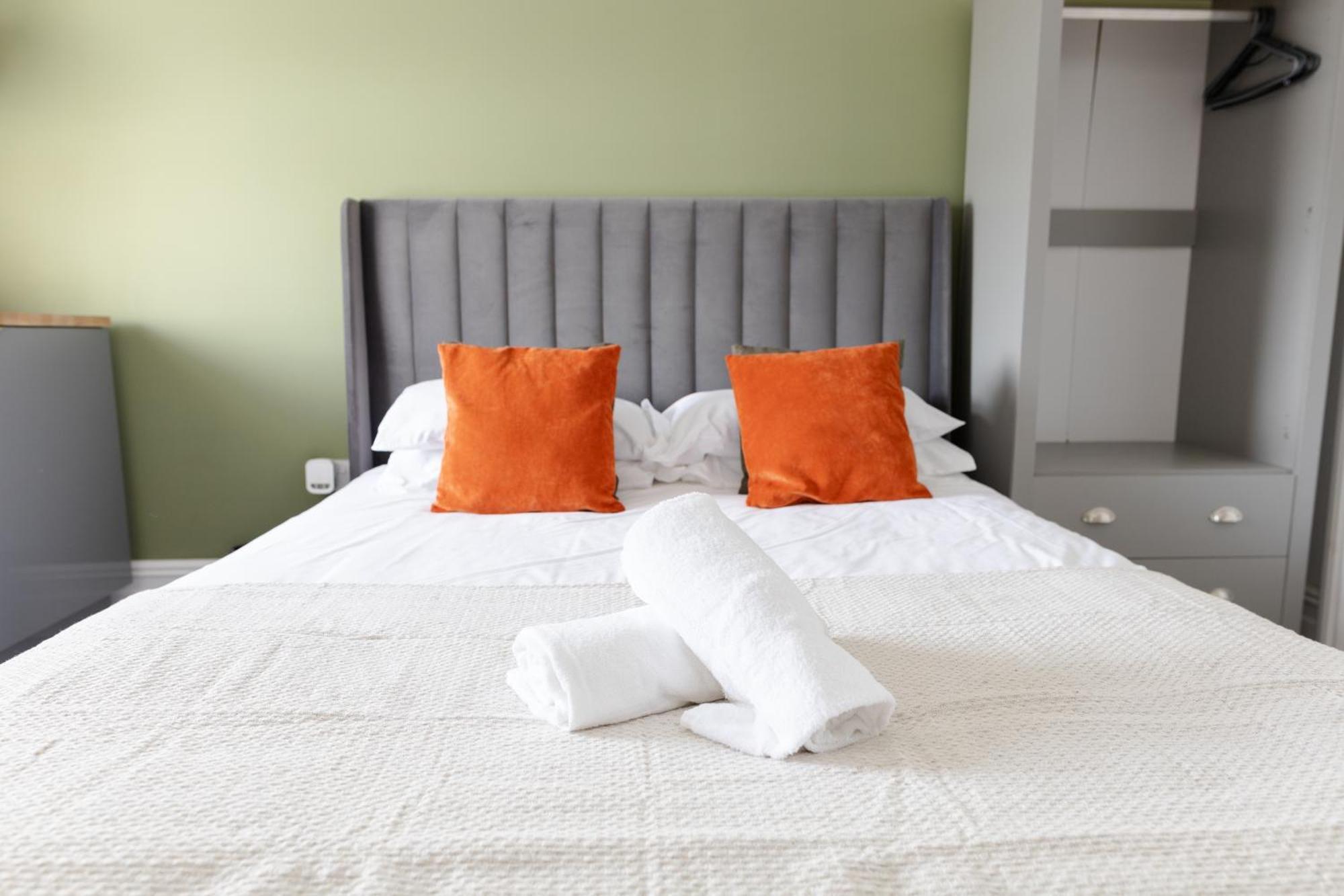 Bay City Studio Apartments Кардифф Экстерьер фото