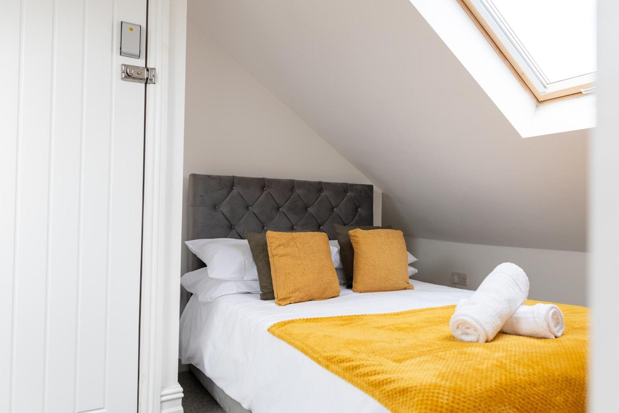 Bay City Studio Apartments Кардифф Экстерьер фото