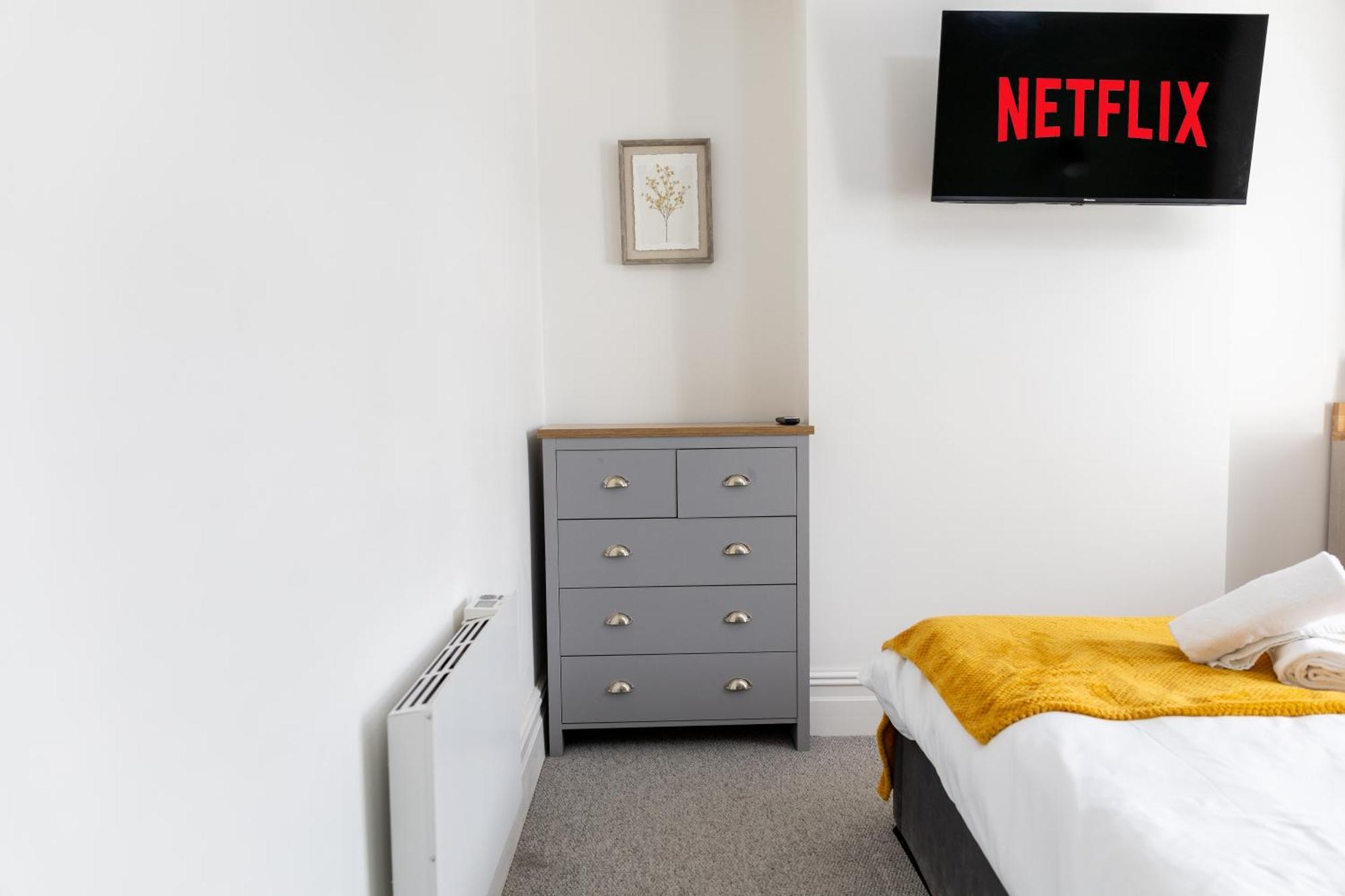 Bay City Studio Apartments Кардифф Экстерьер фото