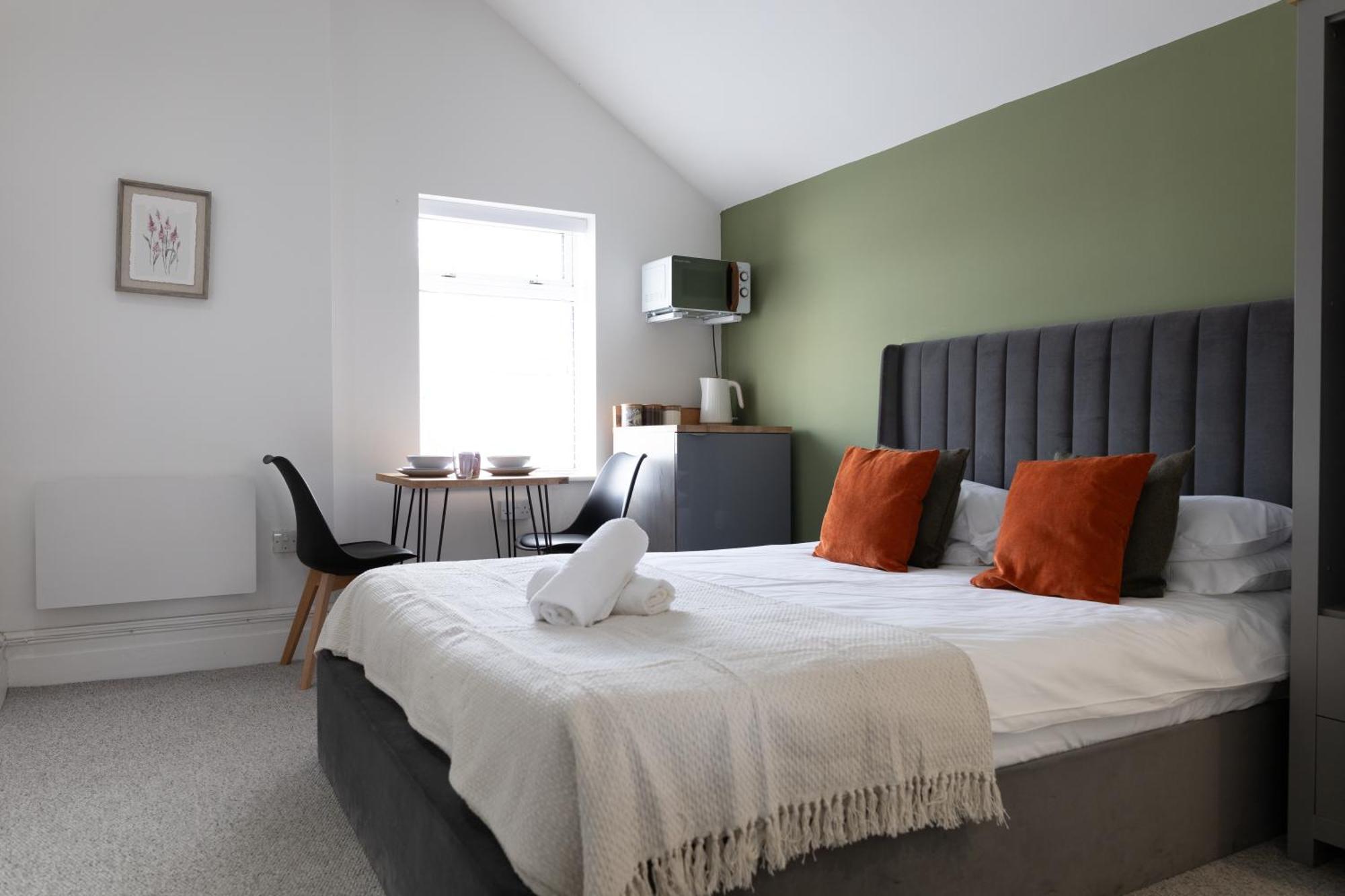 Bay City Studio Apartments Кардифф Экстерьер фото