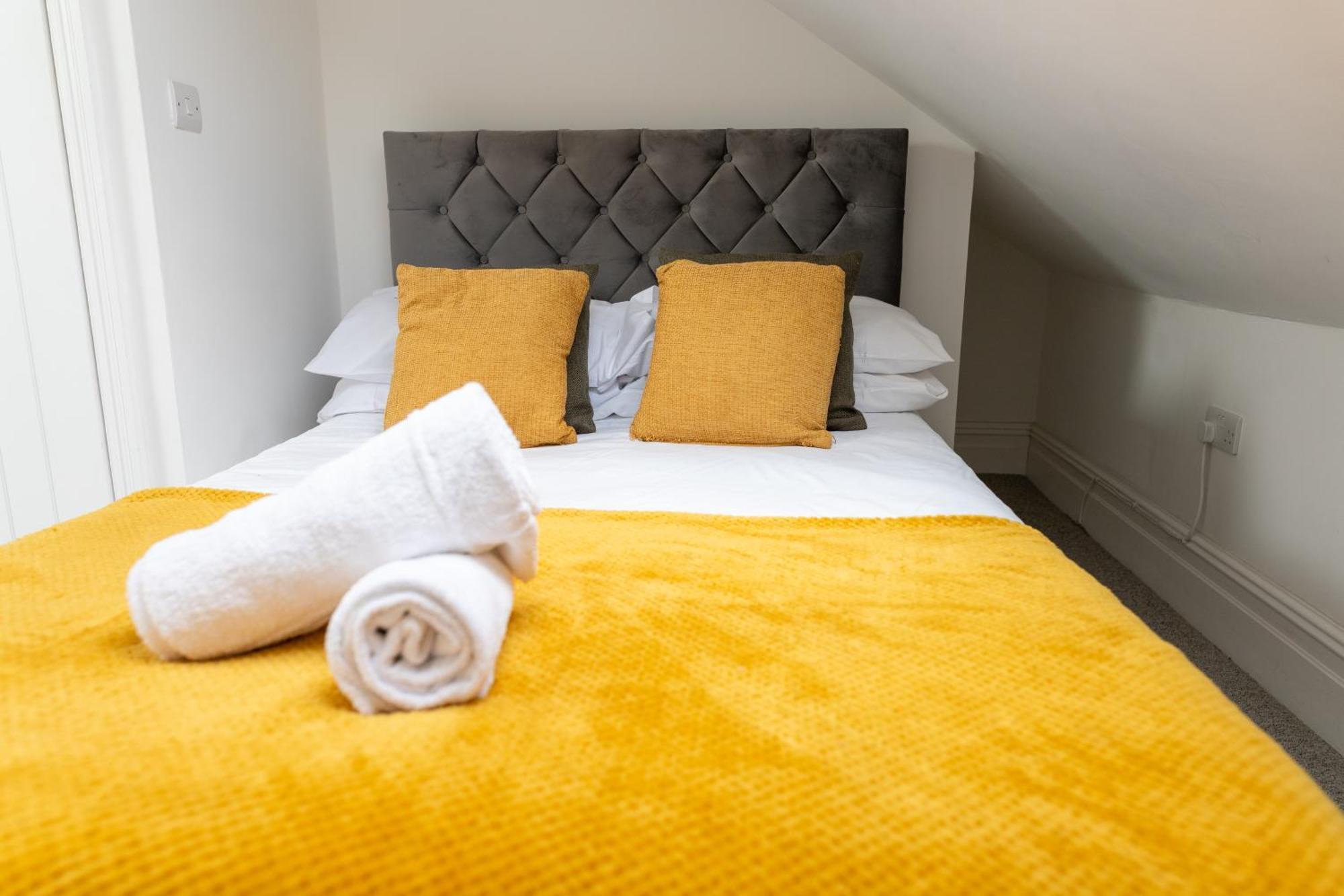 Bay City Studio Apartments Кардифф Экстерьер фото