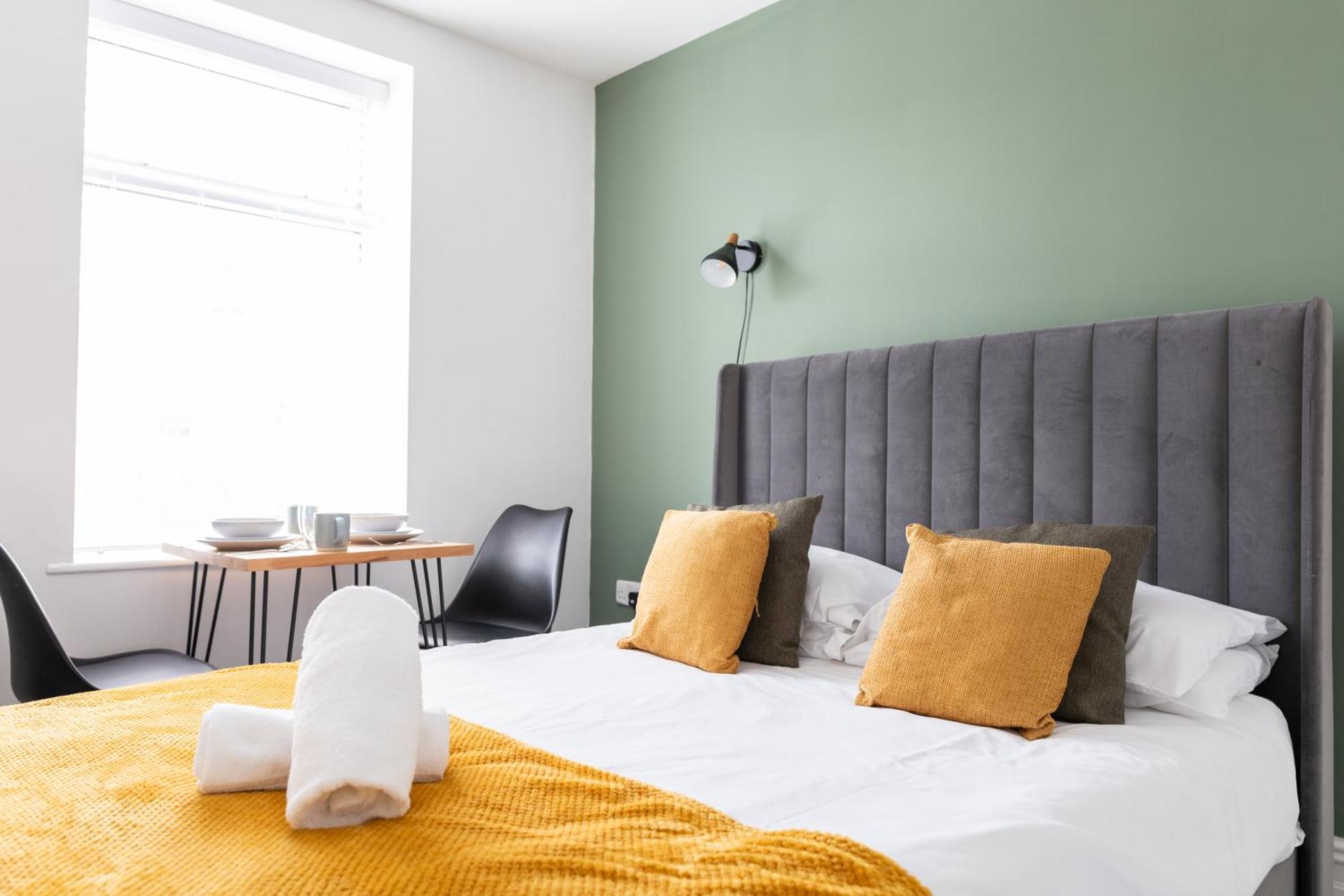 Bay City Studio Apartments Кардифф Экстерьер фото
