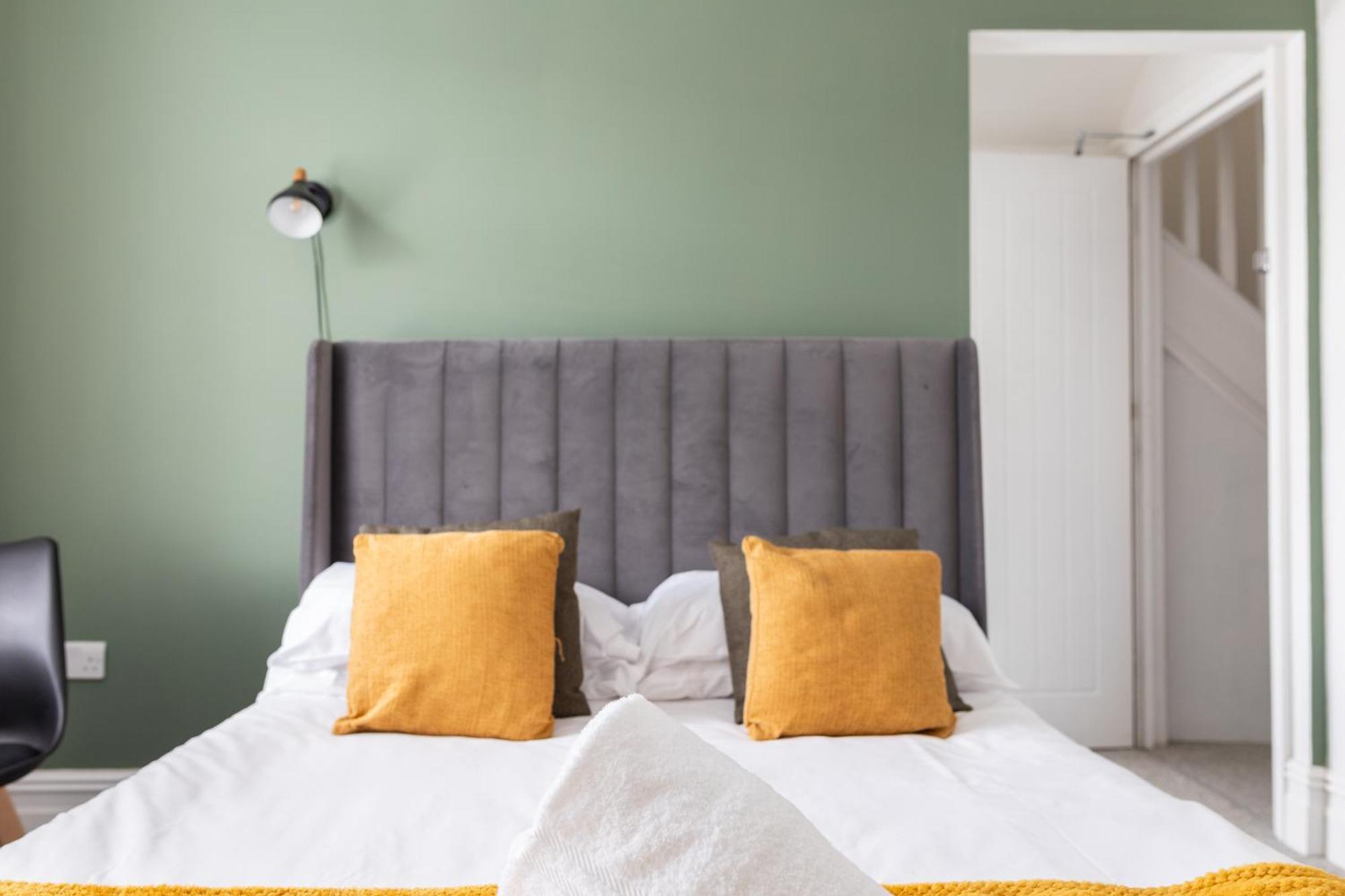 Bay City Studio Apartments Кардифф Экстерьер фото