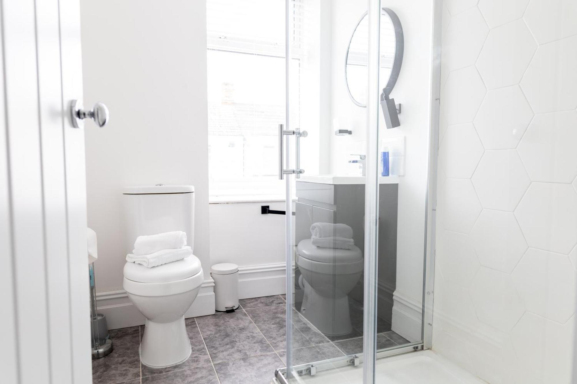 Bay City Studio Apartments Кардифф Экстерьер фото