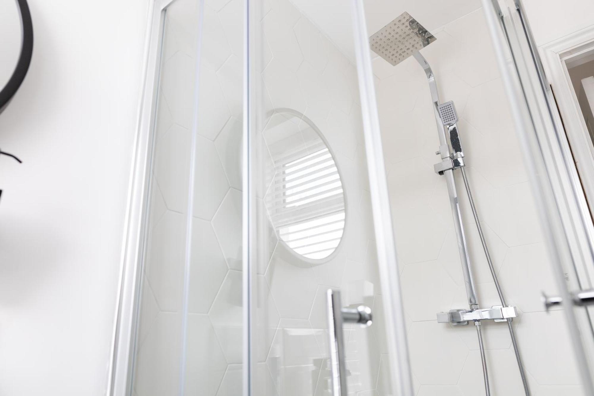 Bay City Studio Apartments Кардифф Экстерьер фото