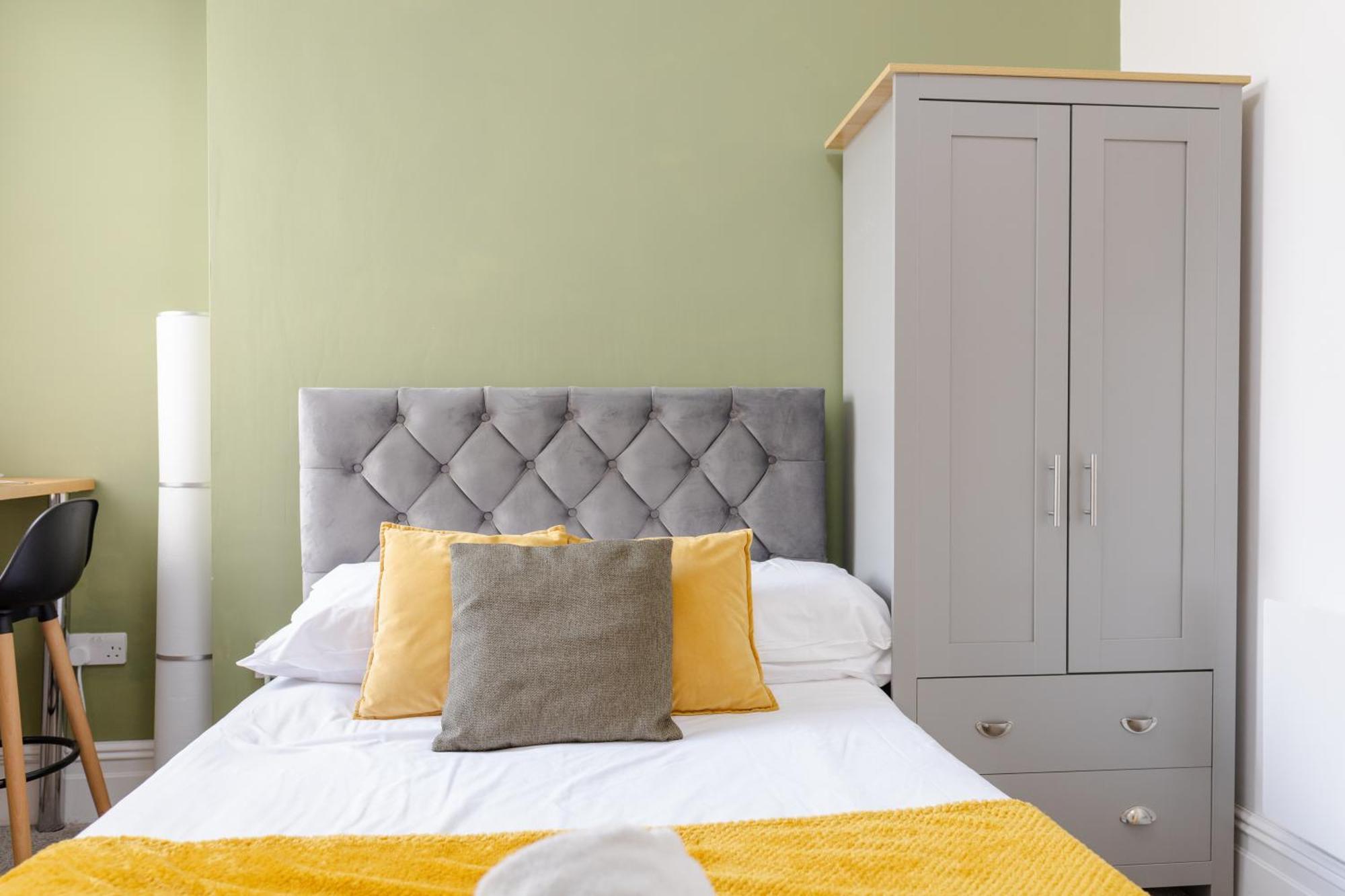 Bay City Studio Apartments Кардифф Экстерьер фото