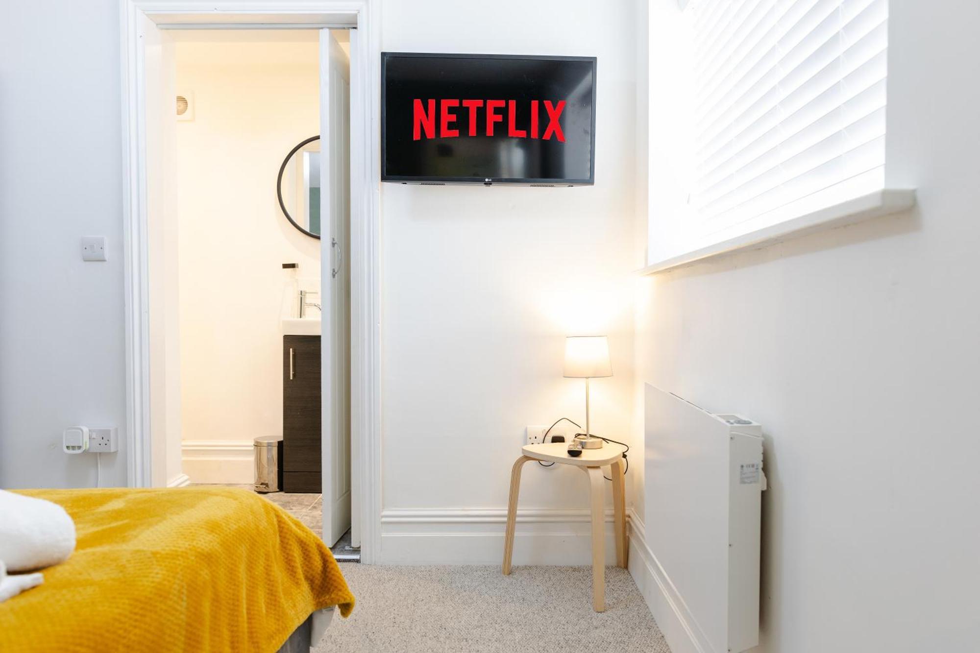 Bay City Studio Apartments Кардифф Экстерьер фото
