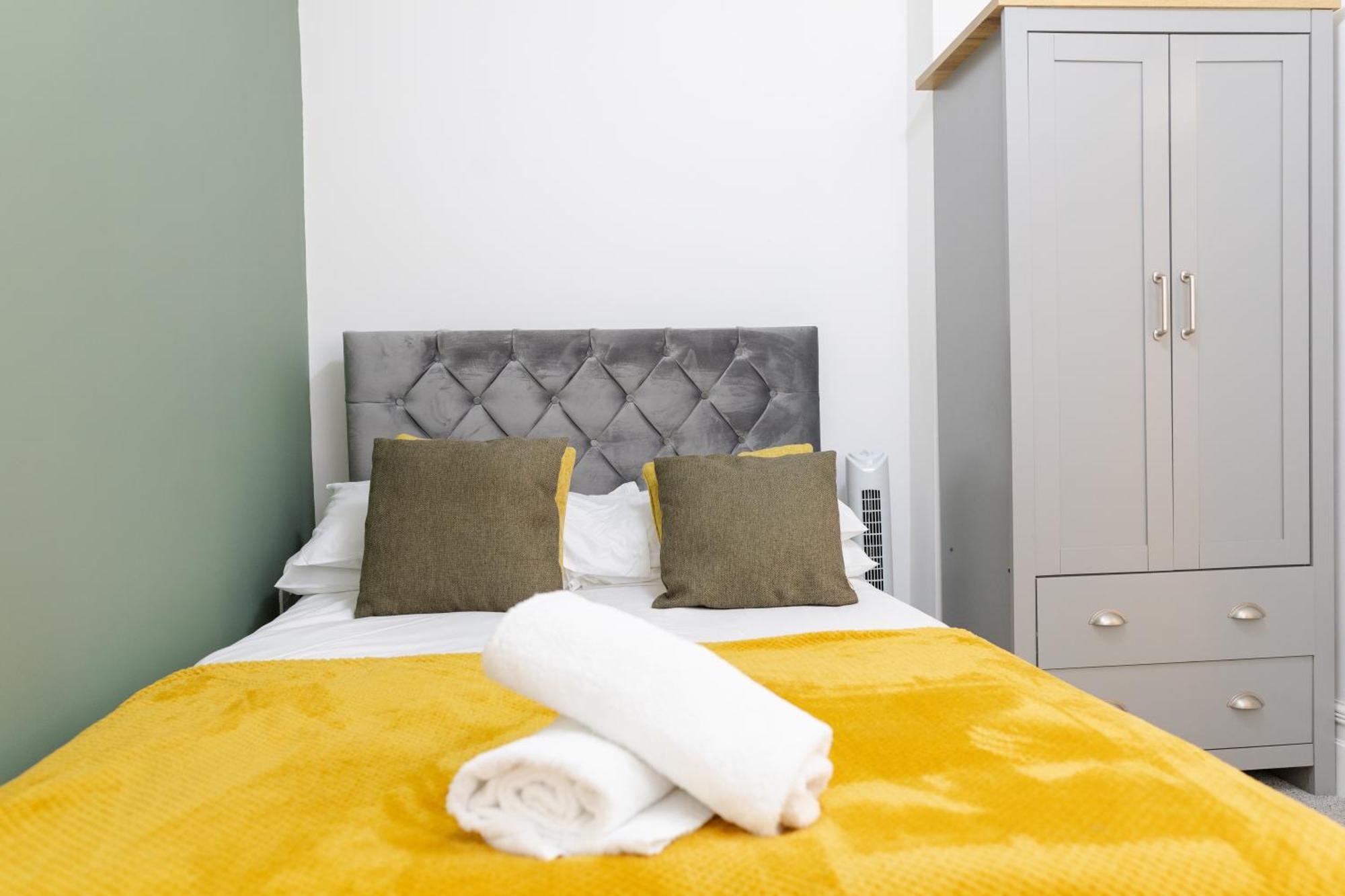 Bay City Studio Apartments Кардифф Экстерьер фото
