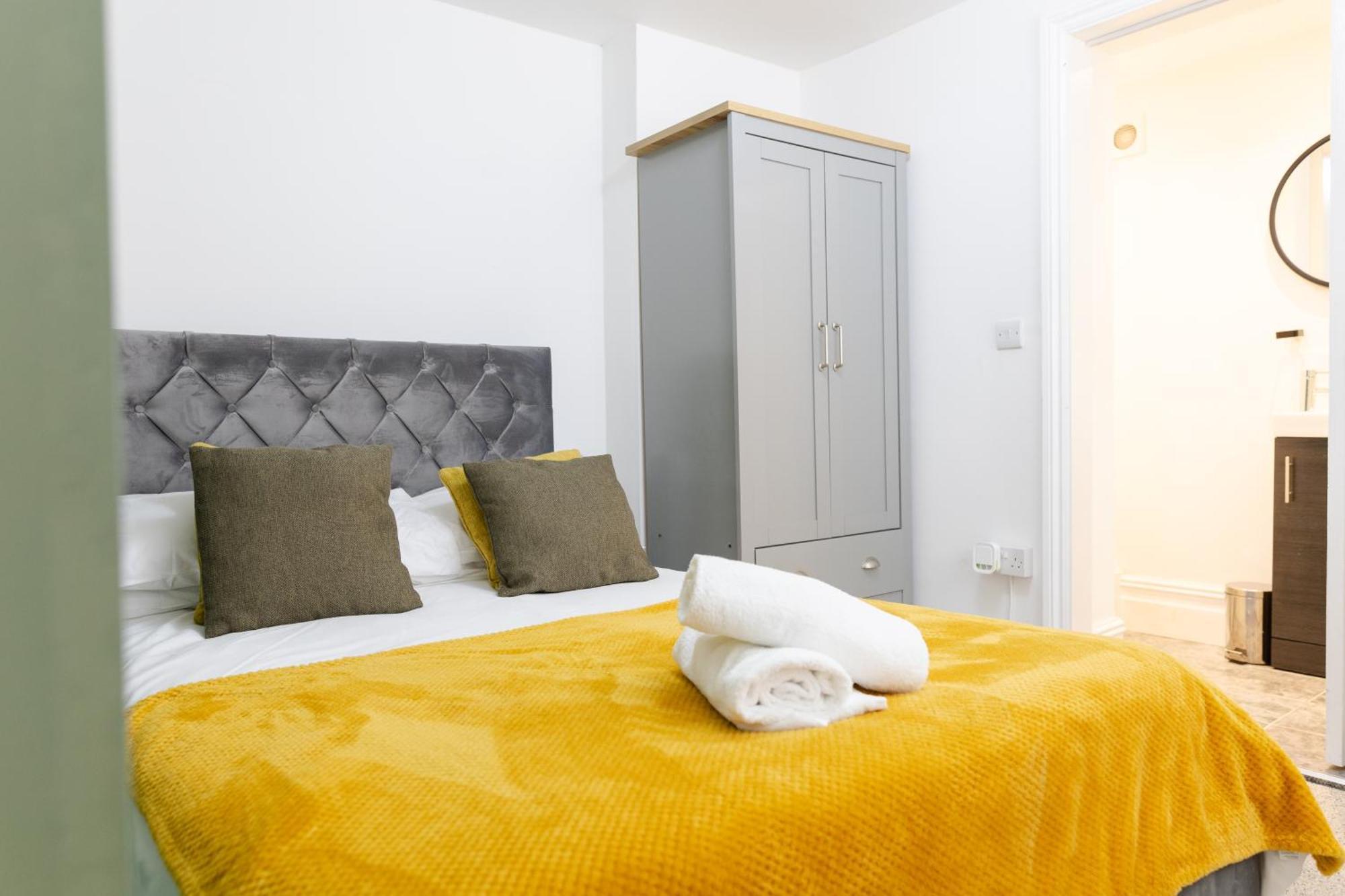 Bay City Studio Apartments Кардифф Экстерьер фото