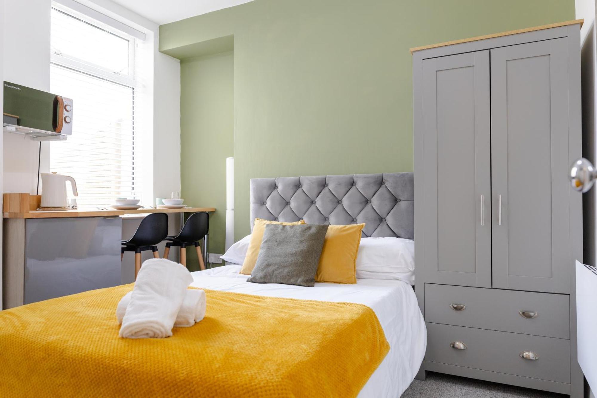 Bay City Studio Apartments Кардифф Экстерьер фото