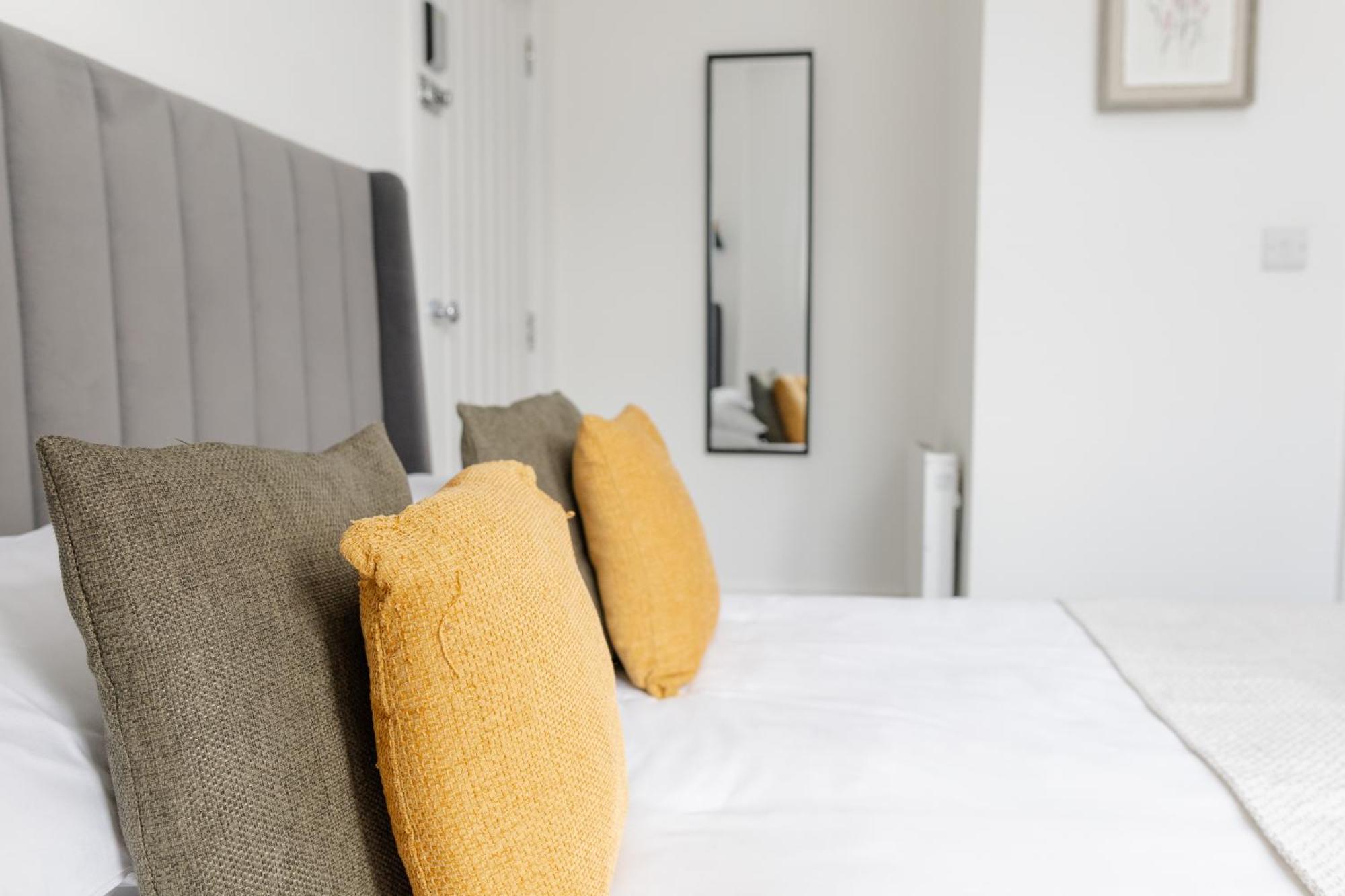 Bay City Studio Apartments Кардифф Экстерьер фото