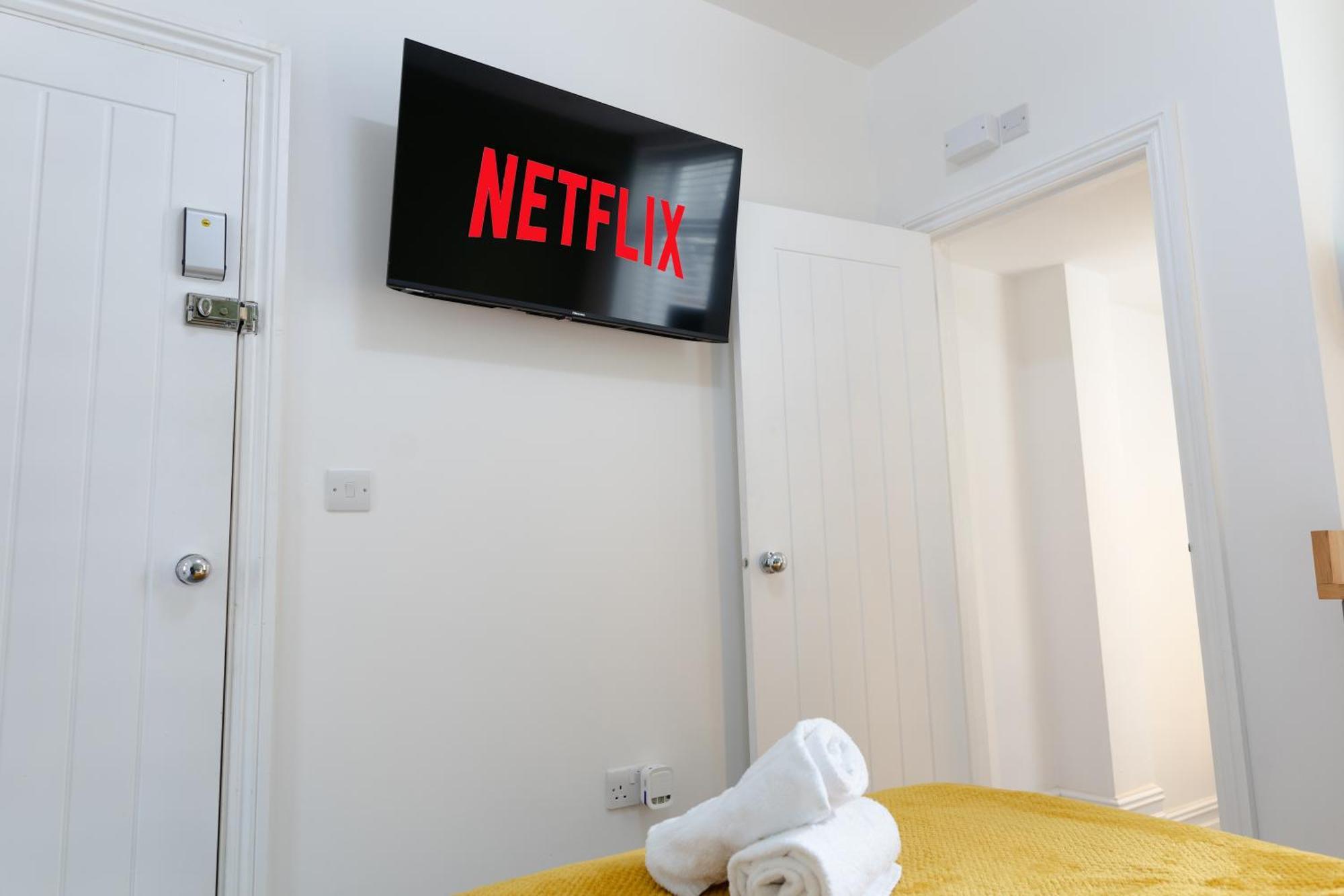 Bay City Studio Apartments Кардифф Экстерьер фото