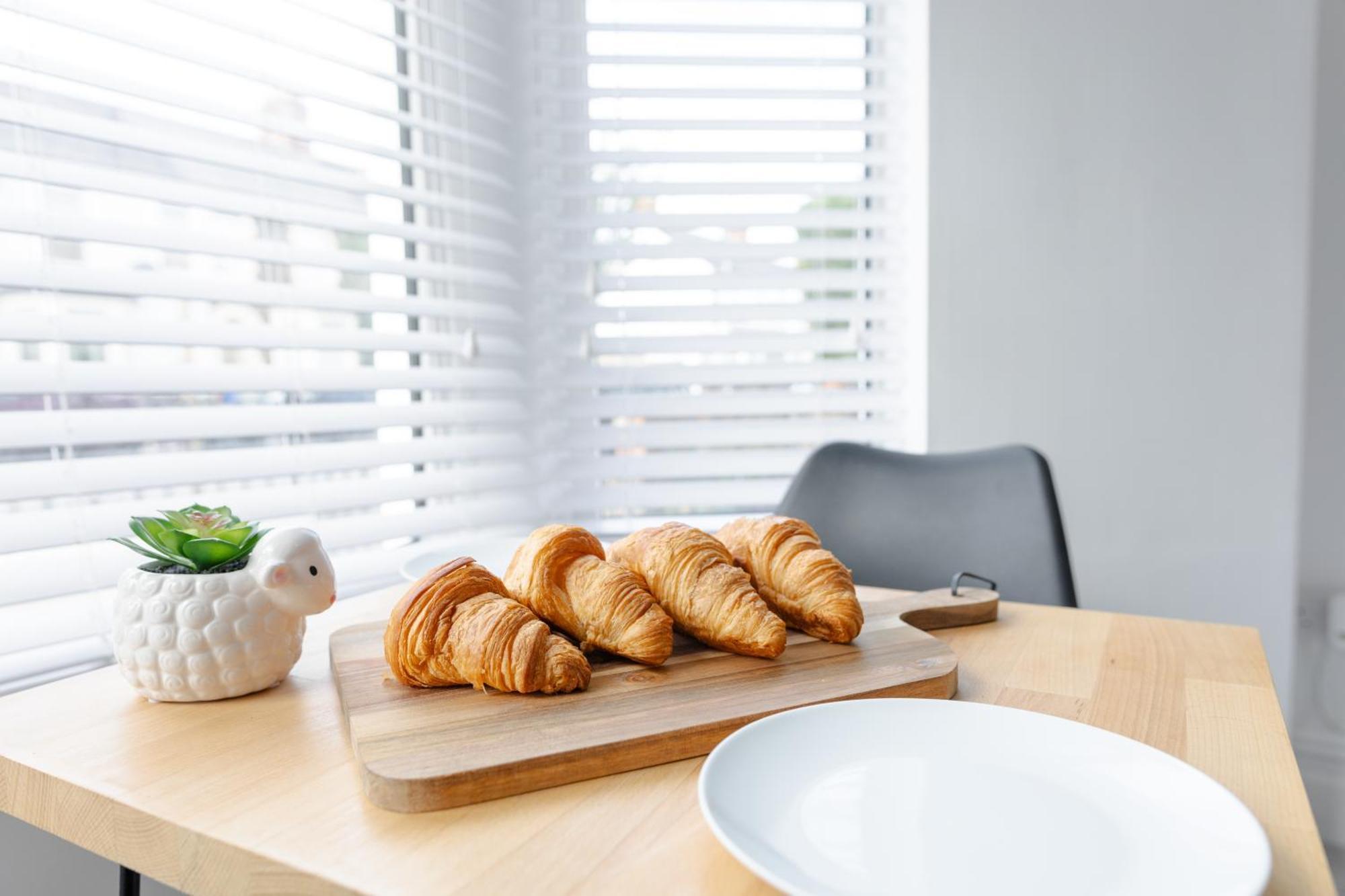 Bay City Studio Apartments Кардифф Экстерьер фото