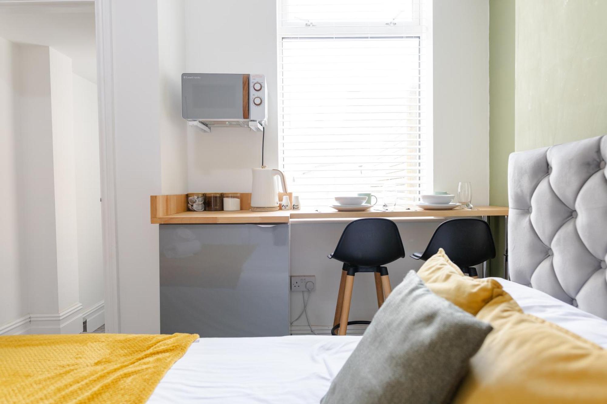 Bay City Studio Apartments Кардифф Экстерьер фото